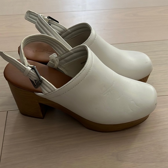 Universal Thread White Platform Clogs (from Target) in White - Size 9 - Picture 2 of 4